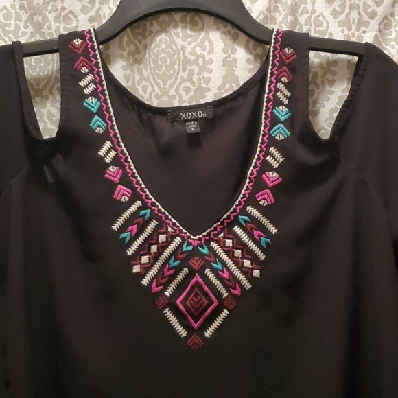V-neck Embroidered Open-shoulder Boho Blouse - Picture 2 of 4